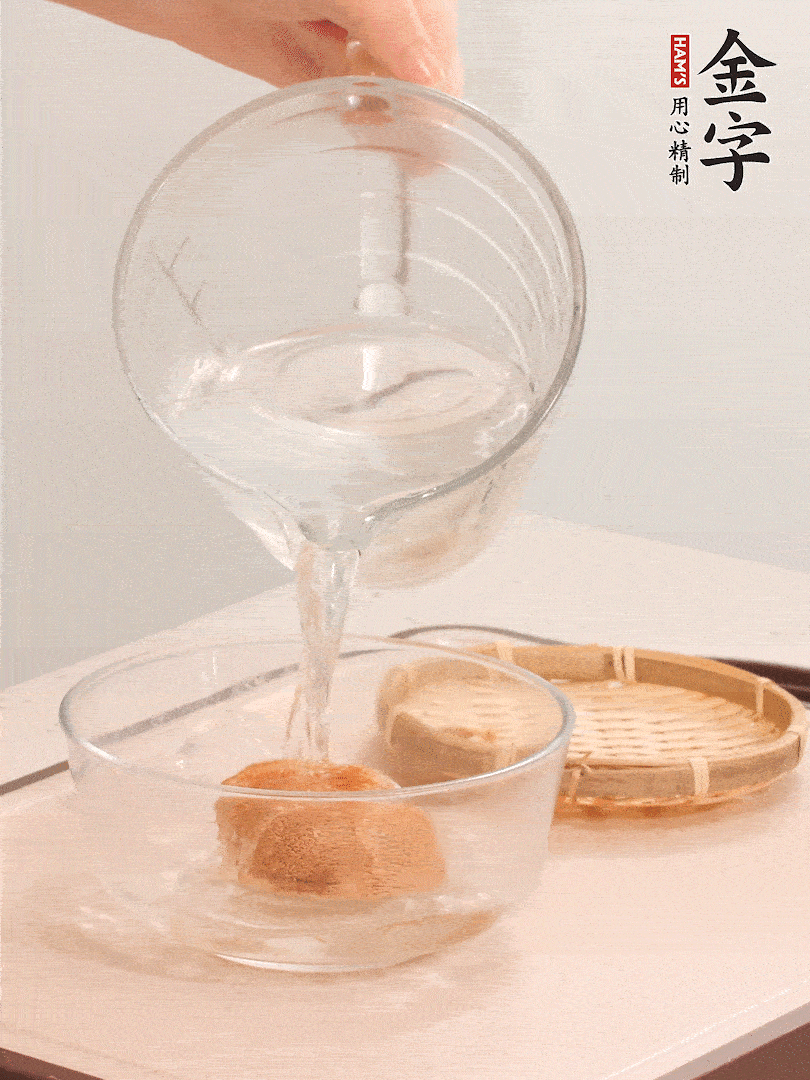 猴頭菇至少泡發(fā)半小時(shí)，將浸泡后的黃水?dāng)D干；