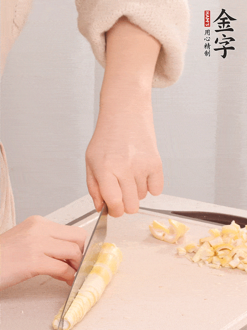 春筍去皮切小塊，焯水2分鐘左右