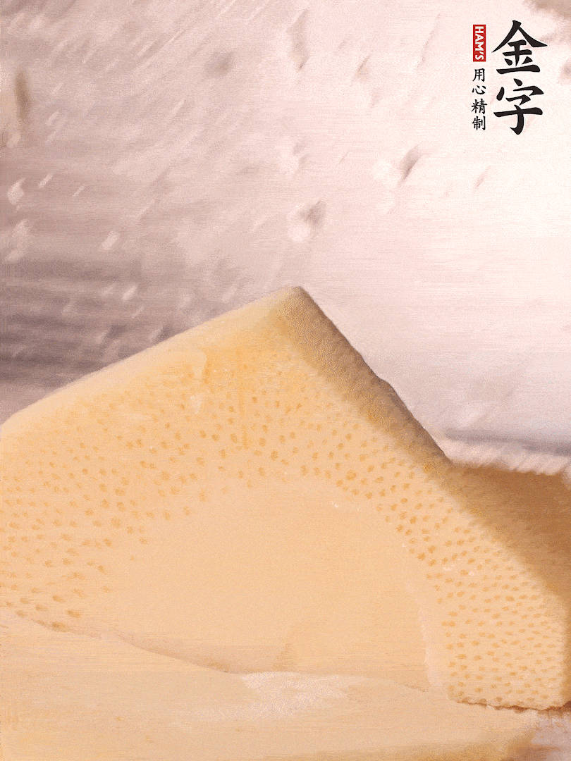 冬筍處理干凈，切滾刀塊，開水焯燙去除澀味
