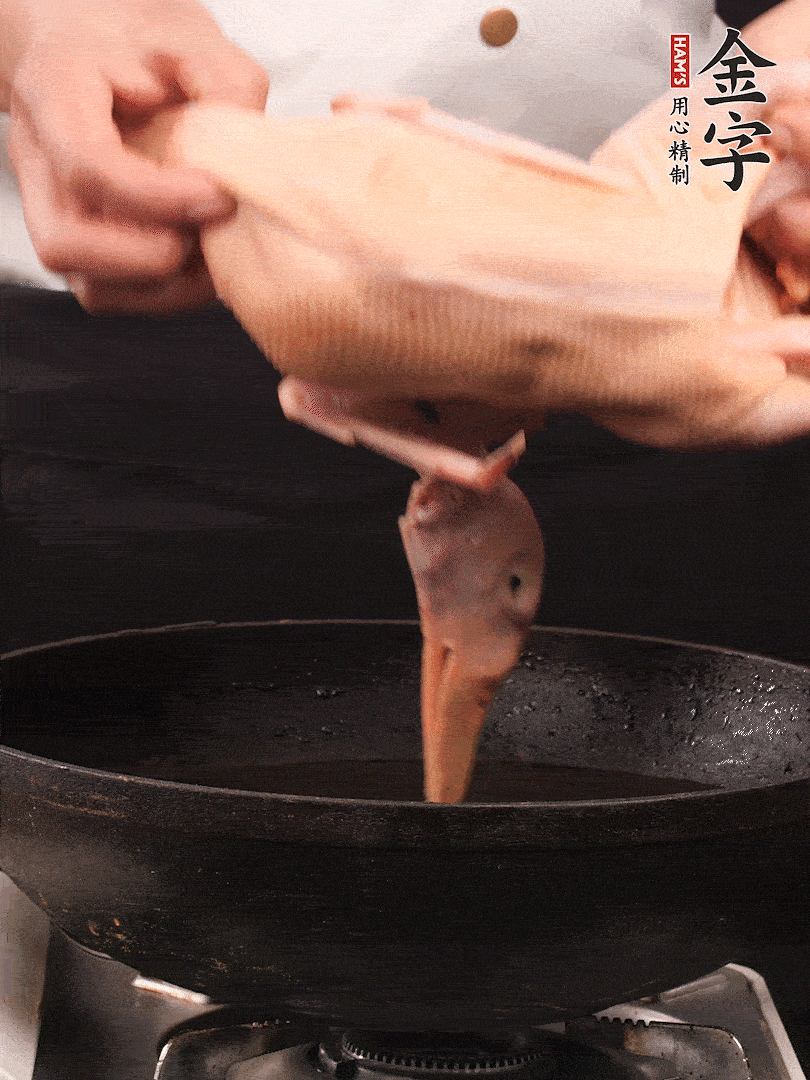 處理干凈的老鴨1只，黃酒小半碗，姜幾片，一起放入冷水，煮沸焯水3分鐘，去除血沫