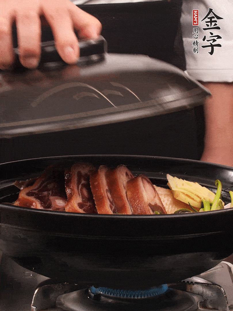 砂鍋蓋蓋子密封，大火燒開后轉(zhuǎn)小火，燜煮2小時