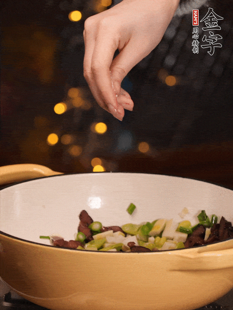 可以加點點水，再加菜苔，加點鹽、味精調(diào)味