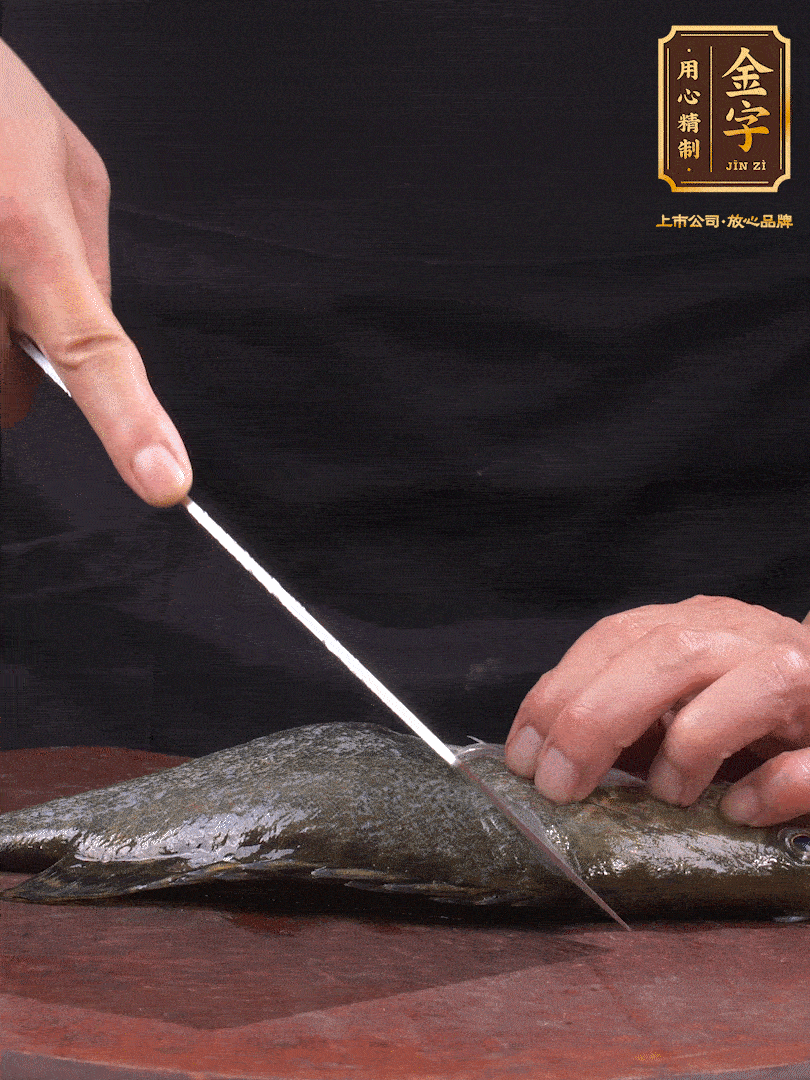 處理桂魚。收拾好的桂魚在兩側(cè)開花刀