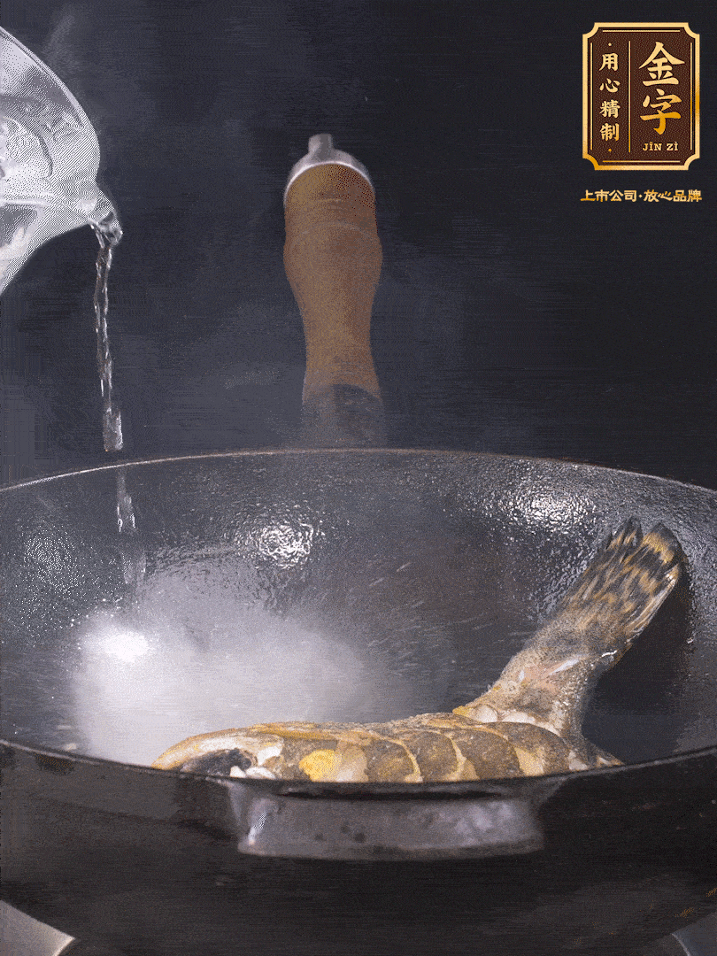 倒入適量食用油，待鍋燒熱后下桂魚煎大約2-3分鐘至兩面金黃（一定要煎透，這樣做出來的湯才會比較奶白色）