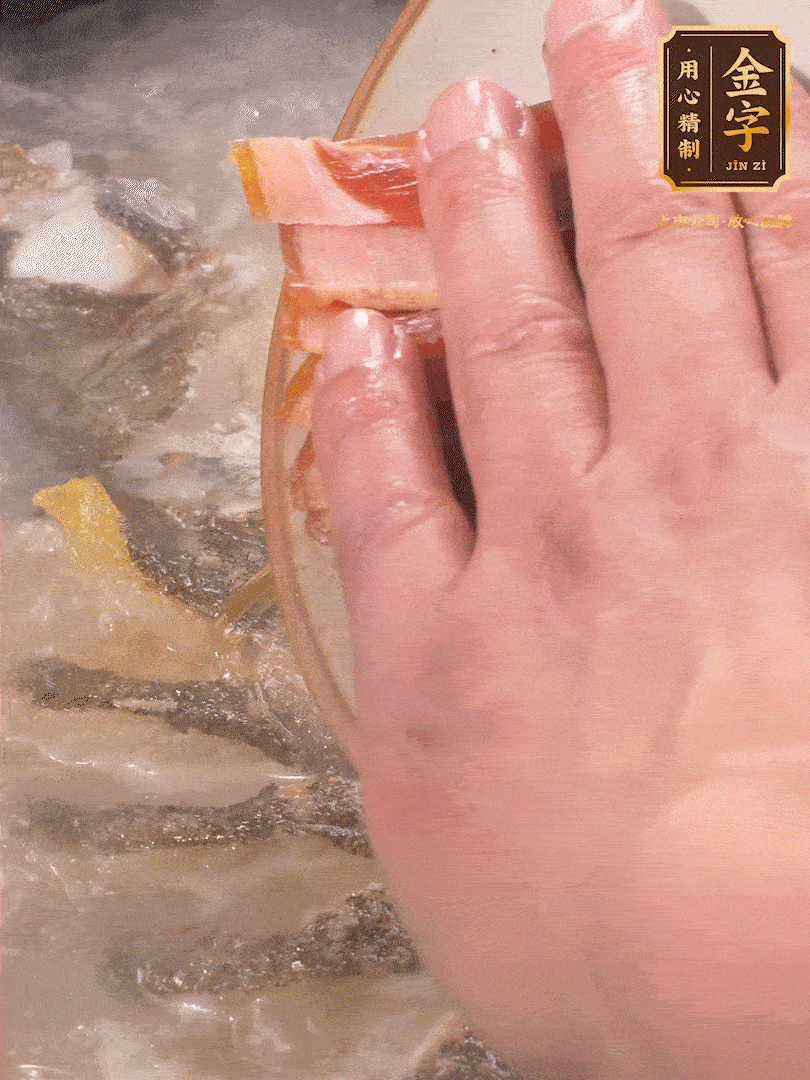 將煎好的魚，倒入三大碗開水。大火煮開后放入1個蔥結(jié)、2片姜片和1勺料酒和火腿片