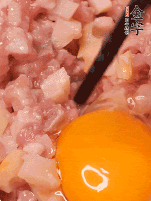 豬肉末、咸肉丁，分次加蔥姜水，一勺糖、一丟白胡椒，春筍丁，打入一個雞蛋