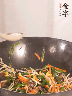 炒合菜：金字醬油肉、綠豆芽、韭菜