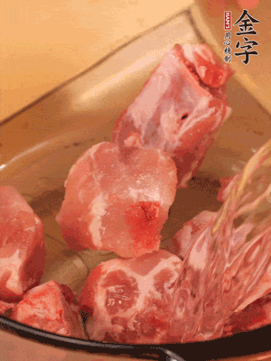 排骨冷水下鍋，加料酒、姜片，煮開(kāi)綽水