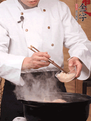 花膠、金湯放入鍋中小火再燉10分鐘
