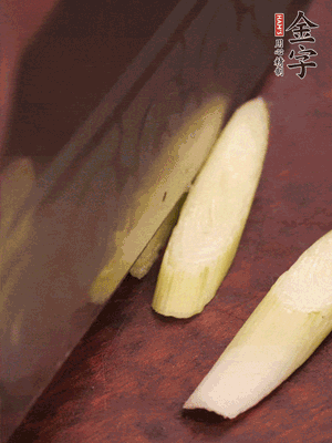 蒜白切小段，辣椒斜切圈