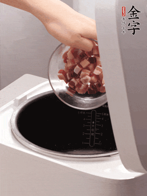 鍋中倒入豬油，油熱后炒熟上海青，給倒少許鹽調(diào)味
