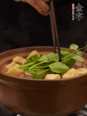 加筒骨煲的經(jīng)典配菜：金字土香腸、油豆腐、千張蓋上蓋子燜一會(huì)兒，耐心等候10分鐘。