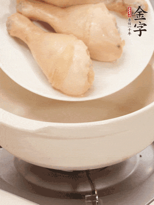 雞腿、火腿、干貝、蒜頭放入砂鍋內(nèi)燉1小時(shí)