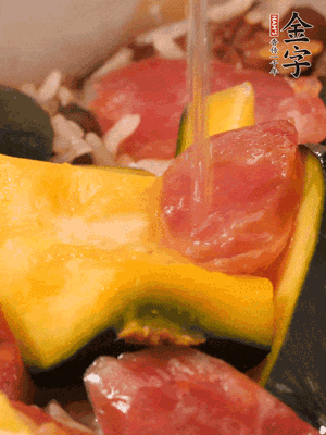 倒入溫開水，水量高出米面一個指節(jié)。