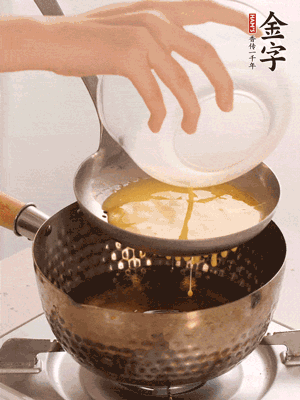 雞蛋過篩子倒入油鍋炸成蛋酥，瀝干油。