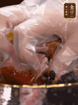 排骨洗凈后（蠔油、生抽、老抽、鹽、糖、淀粉、豆豉、蒜蓉、姜絲）腌制30分鐘