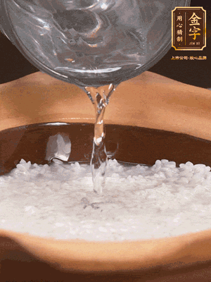 砂鍋底部刷一層油，加入大米和開水，水高1cm,大火燒開后轉(zhuǎn)中火煲5分鐘，到水微收干