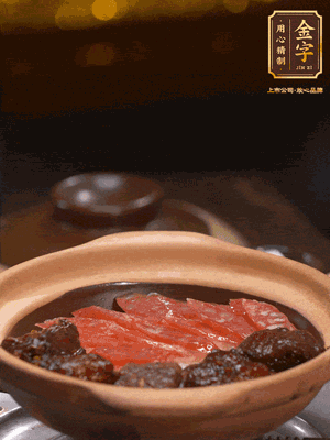 鋪上臘腸和排骨，鍋邊淋一圈油，小火煲10分鐘
