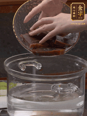 火腿蹄片冷水下鍋，水沸騰后煮5分鐘焯水