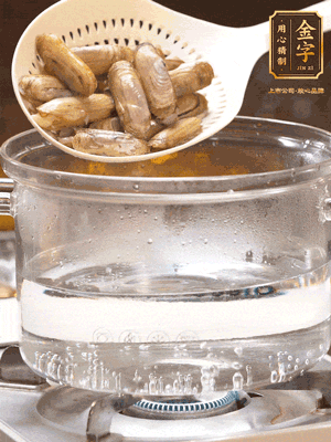煮一鍋沸水，下蟶子汆燙30秒，撈出浸入冰水，取出蟶子肉