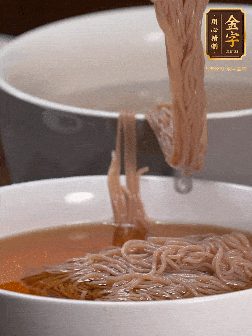 蘋果醋，一點(diǎn)鹽、糖、醬油，兌入涼白開水調(diào)成簡(jiǎn)易冷面湯，放水箱冷藏