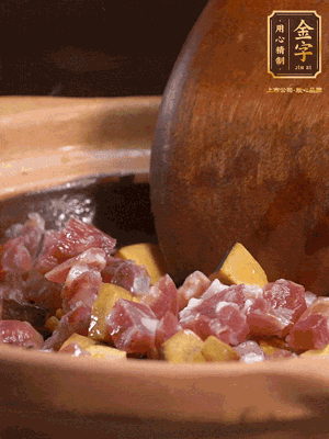 熱油下蒜片，倒入香腸丁、牛肝菌丁翻炒出香味
