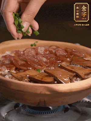 最后鋪上牛肝菌，爭分奪秒地倒上醬汁，撒點(diǎn)小蔥花
