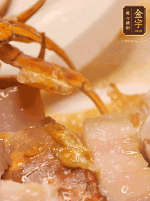 顏色變紅時(shí)，放蔥結(jié)、姜片煸香，再放咸肉、茭白、毛豆翻炒