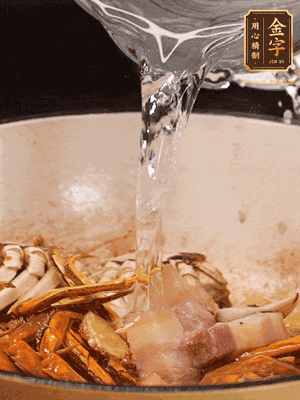 加料酒/花雕酒去腥，加入開水燜10分鐘左右