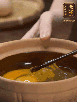 雞蛋打入砂鍋，充分打勻，1.5倍的溫水加一勺鹽，倒入蛋液中，攪拌均勻后用勺子舀去表面浮沫