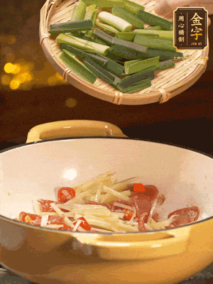 接著放蒜葉，來一點鹽，一點醬油調味翻勻