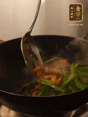 黃豆醬、鹽、糖調(diào)味，淋一圈花雕酒，蒜白先下，蒜葉后下