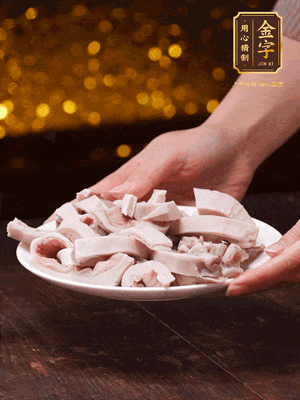 豬肚冷水下鍋，姜蔥料酒去腥，水開(kāi)煮5分鐘，撈出，切小塊。