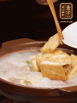 倒入開水大火煮開，轉(zhuǎn)中小火放咸肉，放一點(diǎn)點(diǎn)糖、味精慢燉10分鐘
