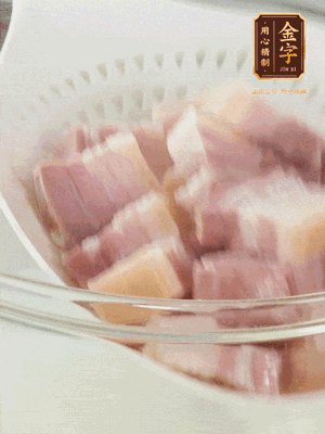 金字淡咸肉、排骨分別加料酒、蔥、姜冷水下鍋焯水，水開撇去浮沫撈出。