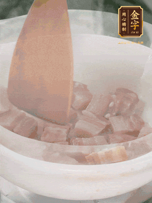 砂鍋內(nèi)咸肉微微煸出香味，再倒入開水。放排骨滾開后轉(zhuǎn)中小火篤30分鐘。（水盡量一次加足，以免中途加水沖淡鮮味。這一步是湯底濃白的關(guān)鍵）