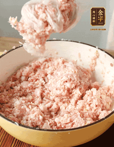 肉丁、咸肉丁、一丟丟鹽、料酒拌勻，反復(fù)摔打上勁。接著加入1兩蔥姜水，反復(fù)拌勻摔打上勁。前后共加3遍。3遍后筍丁，接著反復(fù)摔打上勁。最后加入1個蛋清、3茶匙生粉拌勻摔打上勁