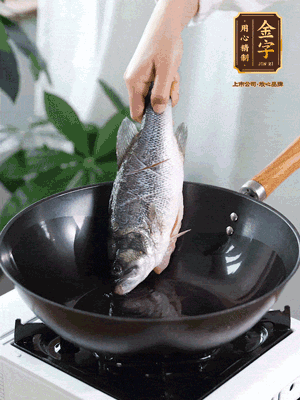 熱油，加1大勺豬油、姜片，再下鱸魚，煎至定型后翻面。（加點豬油，燉出的魚湯更容易變?yōu)榍逅哪贪咨＃?>
					</div>
					<span>步驟 3/6</span>
					<p>熱油，加1大勺豬油、姜片，再下鱸魚，煎至定型后翻面。（加點豬油，燉出的魚湯更容易變?yōu)榍逅哪贪咨?。?/p>
				</li><li>
					<div   id=