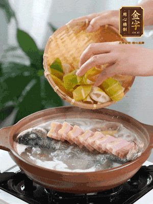 倒開水燉煮后轉(zhuǎn)移入砂鍋，淋料酒去腥、加少許鹽調(diào)味，再依次加咸肉、春筍燉煮15分鐘。