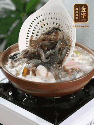 最后加一把蛤蜊、一把河蝦燜2分鐘，放一點白胡椒粉調(diào)味，撒上蔥花點綴！