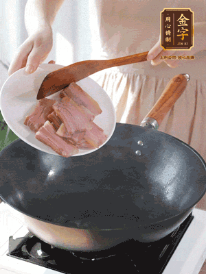 豬油熱鍋，下咸肉煸香，再下蔥姜提鮮
