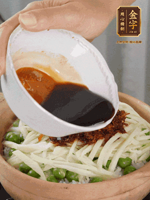 繼續(xù)小火燜3分鐘，淋上XO醬攪拌均勻。
