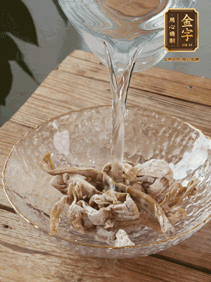 筍干提前泡發(fā)1晚切段，冬瓜去皮切塊。
