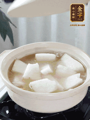 最后下冬瓜繼續(xù)燉煮10分鐘，撒上蔥花點綴。
