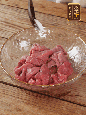 牛肉切丁，加黑胡椒海鹽、橄欖油腌10分鐘