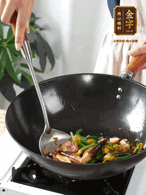 煸香蒜末，下香腸翻炒均勻，再依次下雞縱菌、黃瓜花