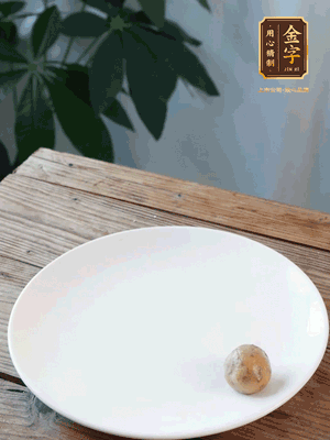 做水油皮、油酥 將油皮材料放入料盆中，加100ml水?dāng)嚢璩裳┗ㄆ瑺?。在案板上反?fù)揉搓成有一定筋度的光潔面團(tuán)，搓成14個(gè)團(tuán)子。
