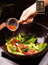下蒜苗炒軟，沿鍋邊烹入一勺料酒，加醬油、蠔油、白糖調(diào)味炒勻