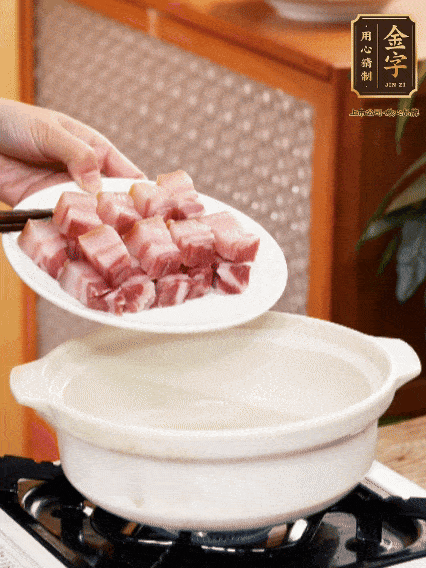 鍋內(nèi)倒油，下咸肉微微煸炒，再放排骨炒一下