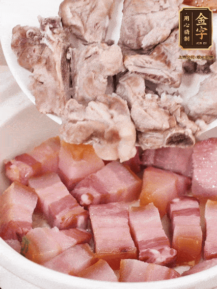 倒入開(kāi)水燉煮，大火燒開(kāi)后轉(zhuǎn)小火